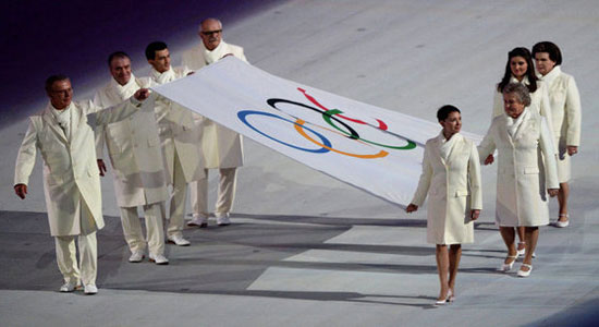 Киберспортсмен пронес Олимпийский флаг